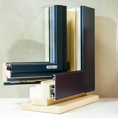 Detailansicht eines Fensterprofils mit Glas und Holzrahmen.