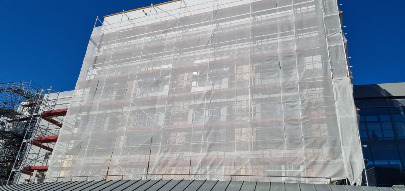 Gebäude mit Baugerüst Fassadendämmung